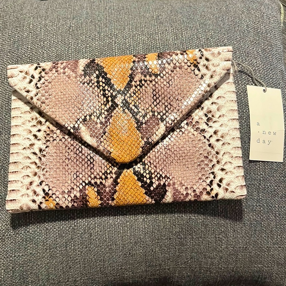 🧡🖤✨NWT✨A NEW DAY ✨SNAKE PRINT CLUTCH WITH METAL CHAIN STRAP✨🖤🧡